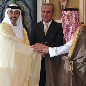 قرشي يتوسط الحبير وعبد الله بن زايد