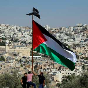 فلسطينيون يرفعون علم فلسطين قبالة الحرم الإبراهيمي