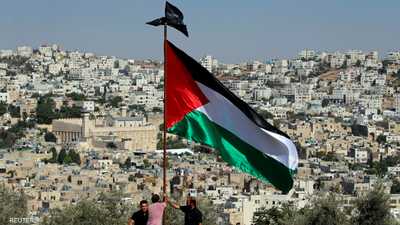 فلسطينيون يرفعون علم فلسطين قبالة الحرم الإبراهيمي