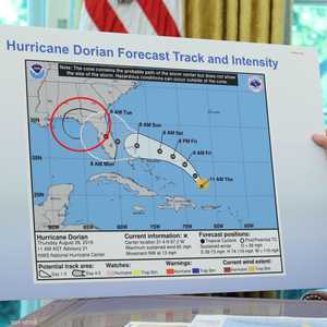 ترامب يعرض صورة مزيفة لمسار دوريان.. انظر في الدائرة الحمراء
