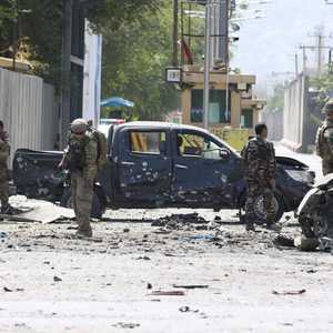 جنود من الأطلسي يتفقدون مكان الهجوم في كابل