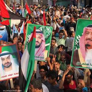 الآلاف حاملين أعلام وصور حكام السعودية والإمارات