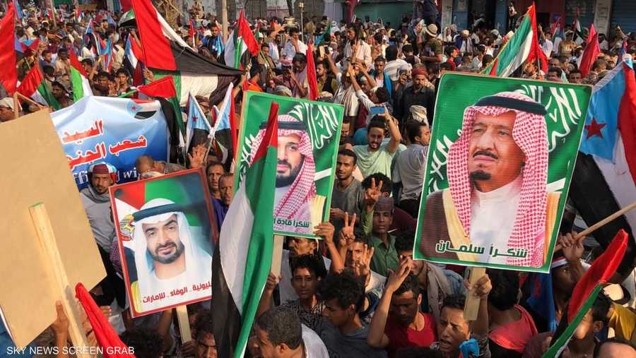 اليمنيون حملوا أعلام وصور قادة السعودية والإمارات