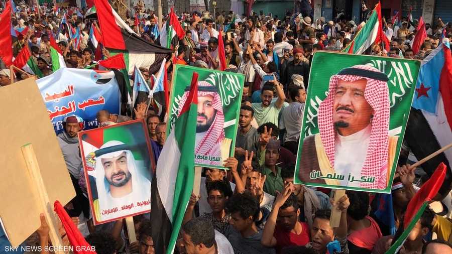 اليمنيون حملوا أعلام وصور قادة السعودية والإمارات