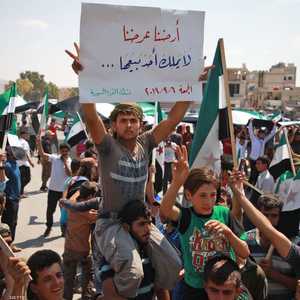 تظاهر المئات في إدلب تنديدا بالنظام السوري.