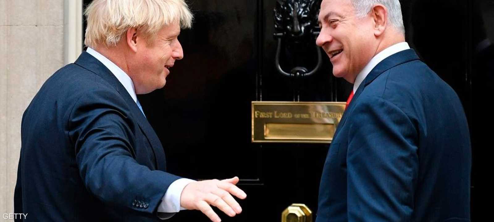 نتانياهو مع جونسون في لندن، الخميس.