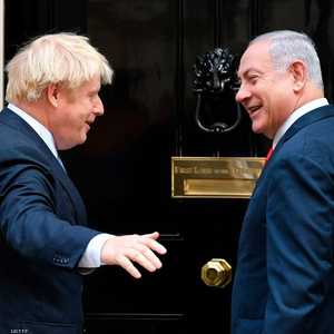 نتانياهو مع جونسون في لندن، الخميس.