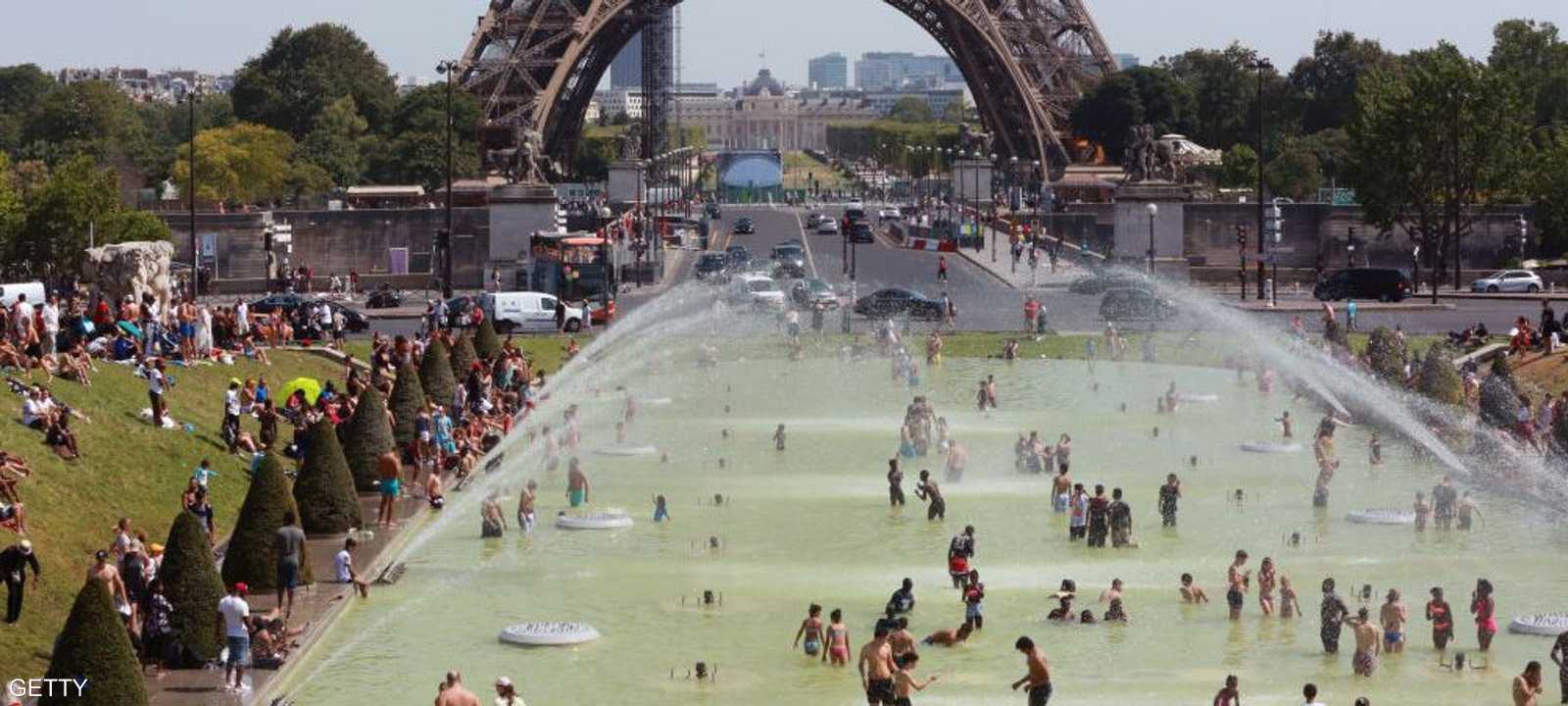 حتى النوافير أصبحت وسيلة للتبريد في ظل الأجواء الخانقة