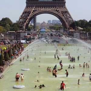 حتى النوافير أصبحت وسيلة للتبريد في ظل الأجواء الخانقة