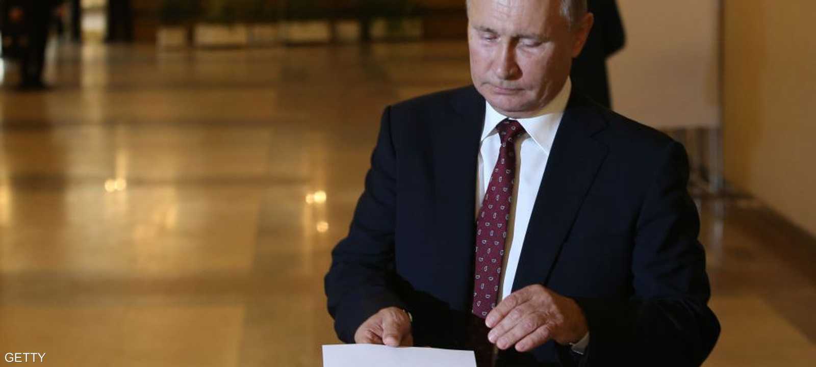 بوتن خلال الإدلاء بصوته