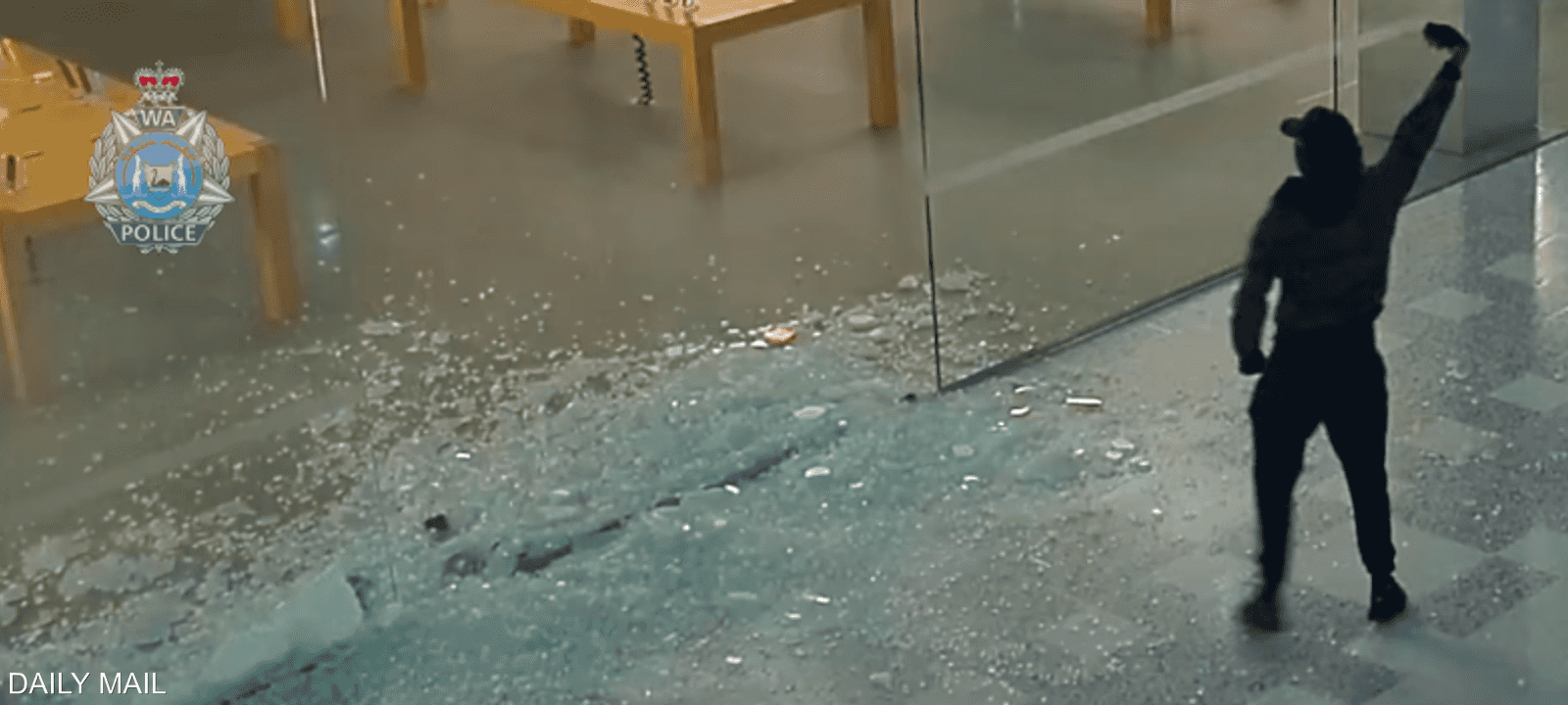 اللصوص حطموا الواجهة الزجاجية للمتجر وسرقوا البضاعة