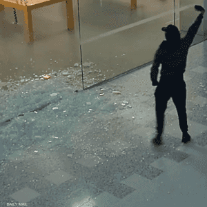 اللصوص حطموا الواجهة الزجاجية للمتجر وسرقوا البضاعة