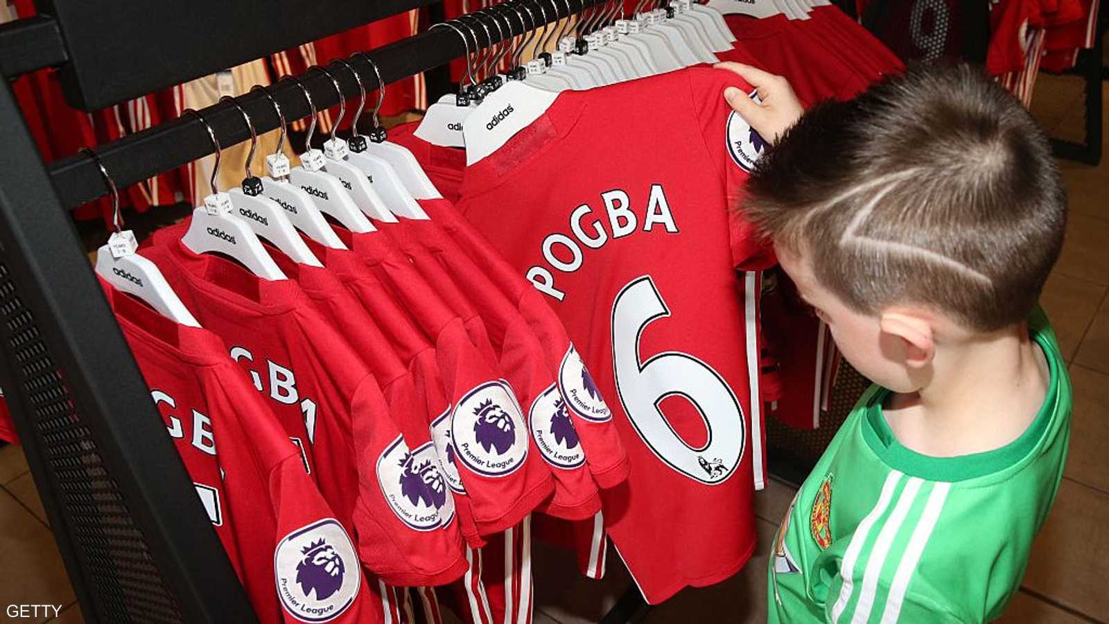 مانشستر يونايتد يحصل على نسبة من منتجاته مع أديداس