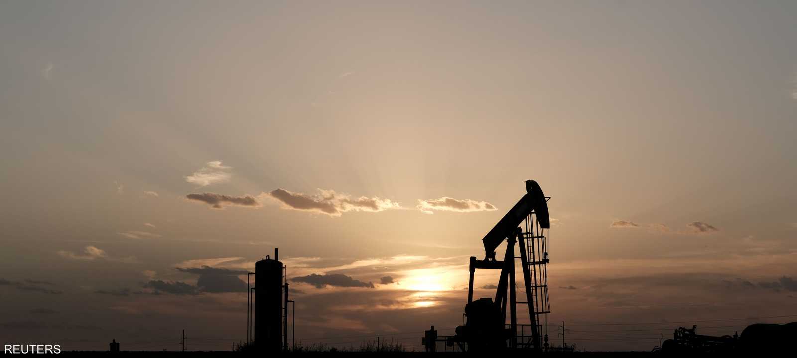 النفط يرتفع 1.5 بالمئة بعد توقعات بتمديد تخفيضات إنتاج أوبك.