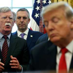 ترامب (إلى اليمين) يستمع إلى بولتون في البيت الأبيض - أرشيف