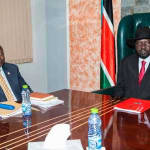 سلفا كير (يمين) ومشار اتفقا على تشكيلة حكومة في نوفمبر