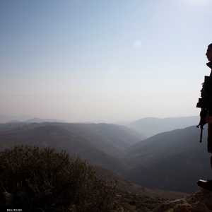 جندي إسرائيلي يقف على جبل مطل على منطقة غور الأردن