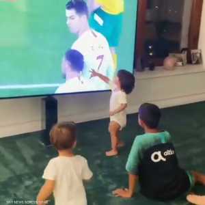 كيف احتفل أطفال كريستيانو رونالدو بأهدافه