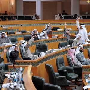 يقترح القانون تغريم كل من يخل بالآداب العامة.