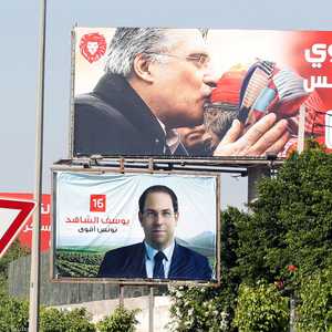 لافتات لمرشحين للانتخابات الرئاسية في العاصمة تونس.