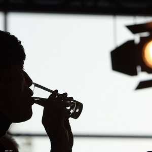 يساعد شرب المزيد من الماء الكلى على التخلص من الصوديوم.