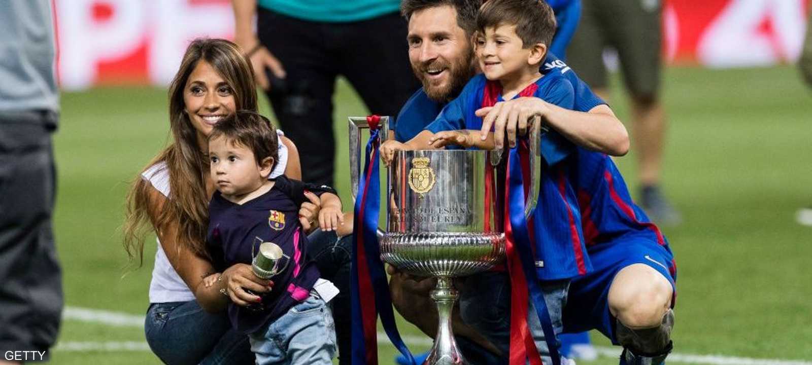 ميسي برفقة أنتونيلا وولديه تياغو وماتيو