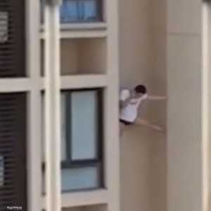 رجل يواجه الموت على ارتفاع شاهق