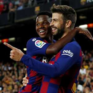 فاتي يعانق جيرارد بيكيه بعد تسجيل الهدف الثالث