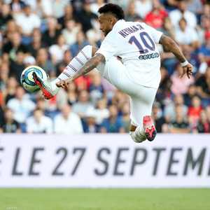 نيمار ولقطة فنية في استلام الكرة