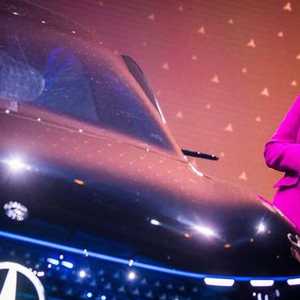 تزامنت المظاهرة مع زيارة ميركل للمعرض