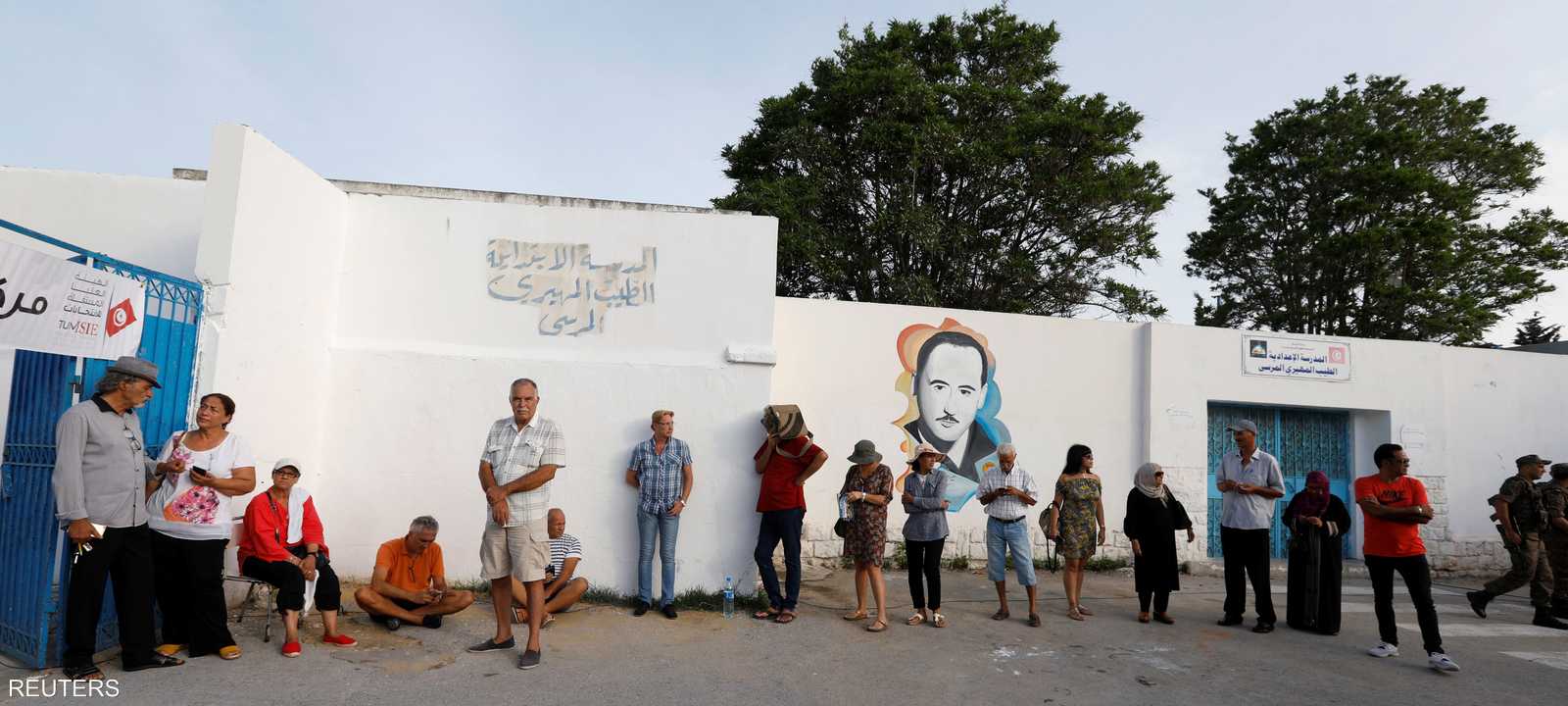 التونسيون اصطفوا أمام مراكز الاقتراع قبل أن تفتح أبوابها.