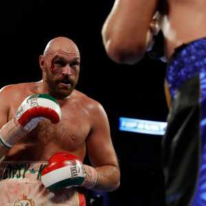 فيوري يقاوم إصابته المبكرة ويحقق الفوز على فالين