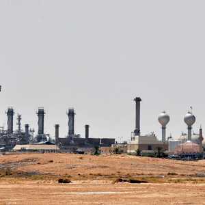 الهجوم على أرامكو تسبب بوقف نصف إمدادات النفط السعودية.