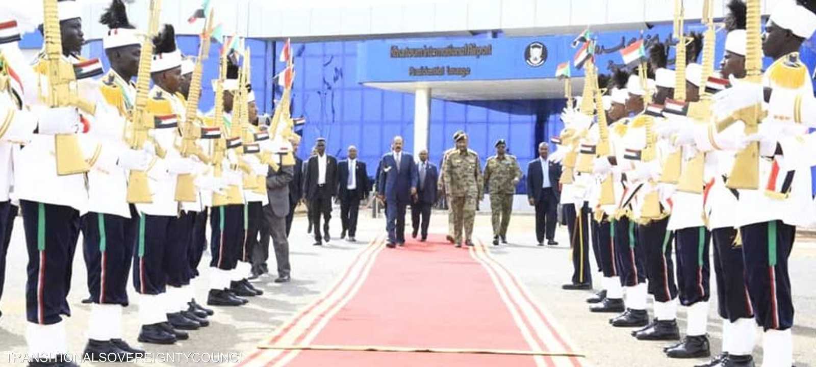 كان في وداع الرئيس الإريتري رئيس مجلس السيادة السوداني