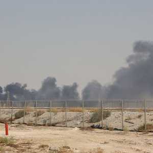 أعمدة الدخان تتصاعد من معمل أرامكو بعد الهجوم الإرهابي