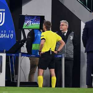 الشاشة المجاورة للملعب استخدمت في دوري الأبطال