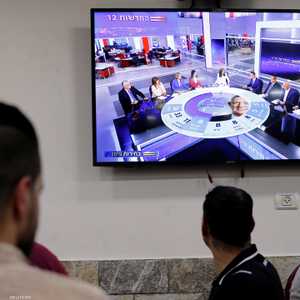 رواد مقهى فلسطيني يتابعون النتائج الأولية لانتخابات إسرائيل