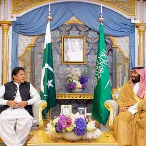 ولي العهد السعودي أثناء استقباله رئيس الوزراء الباكستاني