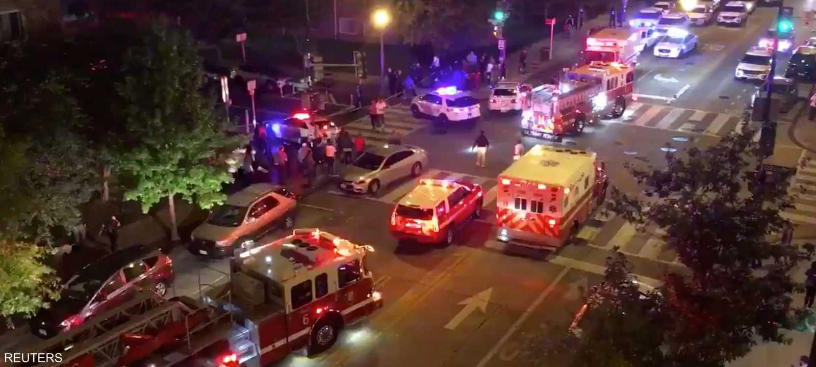 إطلاق النار بدأ حوالي الساعة العاشرة مساء بالتوقيت المحلي.