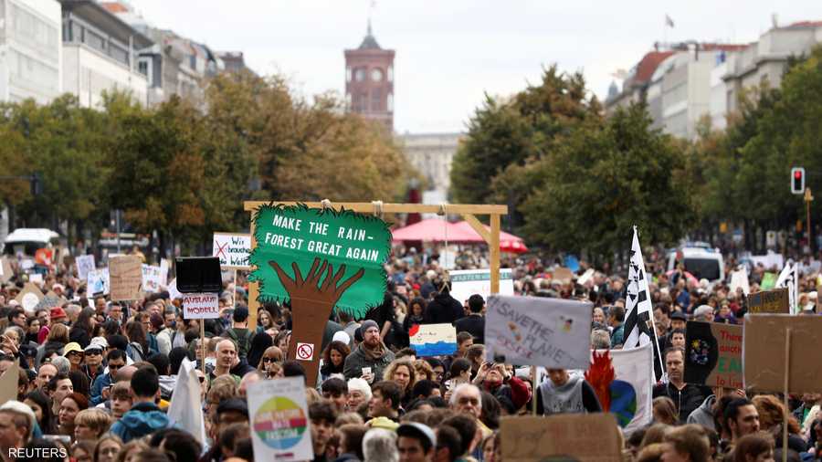 دعا المتظاهرون حكومة بلادهم إلى اتخاذ المزيد من الإجراءات الصارمة لخفض انبعاثات غازات الدفيئة.