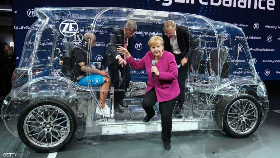 المستشارة الألمانية تواجدت في المعرض واستعرضت نموذجا لسيارة شفافة ذاتية القيادة.