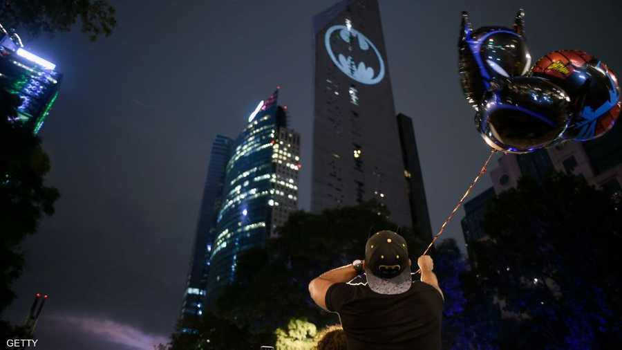 علامة باتمان الشهيرة أعلى بناية في مكسيكو سيتي
