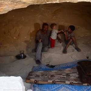 سوريون يتخذون من كهوف بدائية مأوى لهم