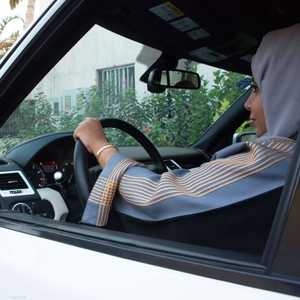 شابة سعودية تقود سيارتها - أرشيفية