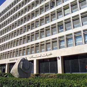لبنان يرد على تقارير "شح الدولار"