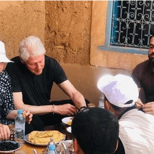 كلينتون وزوجته يتناولان الفطور