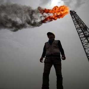 النفط ينزل بعد أسابيع من الارتفاع