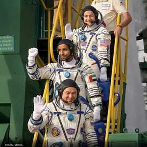 المنصوري (منتصف) قبيل انطلاق الرحلة إلى محطة الفضاء الدولية.