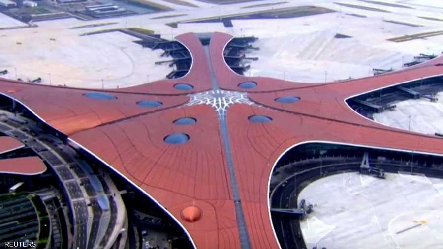 يتخذ المطار شكل طائر العنقاء، وهو من تصميم المعمارية العراقية الشهيرة زها حديد