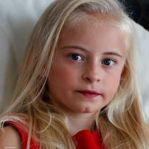 الطفلة العارضة ديزي